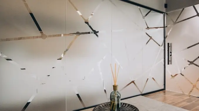 Filme occulant sur vitres réalisés par l'agence de publicité Floki.