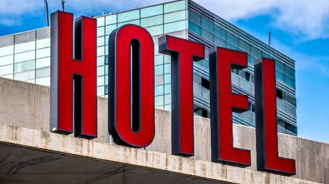 lettres boîtier rétro-éclairés du mot Hotel.