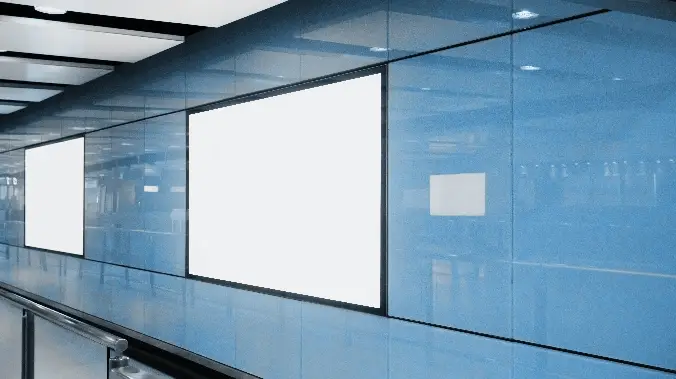 Panneaux lumineux sur fond bleu représentant l'activité de signalétique de l'agence de publicité Floki.