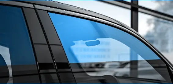 Marquage vitre réalisé par la société Floki, agence de publicité.